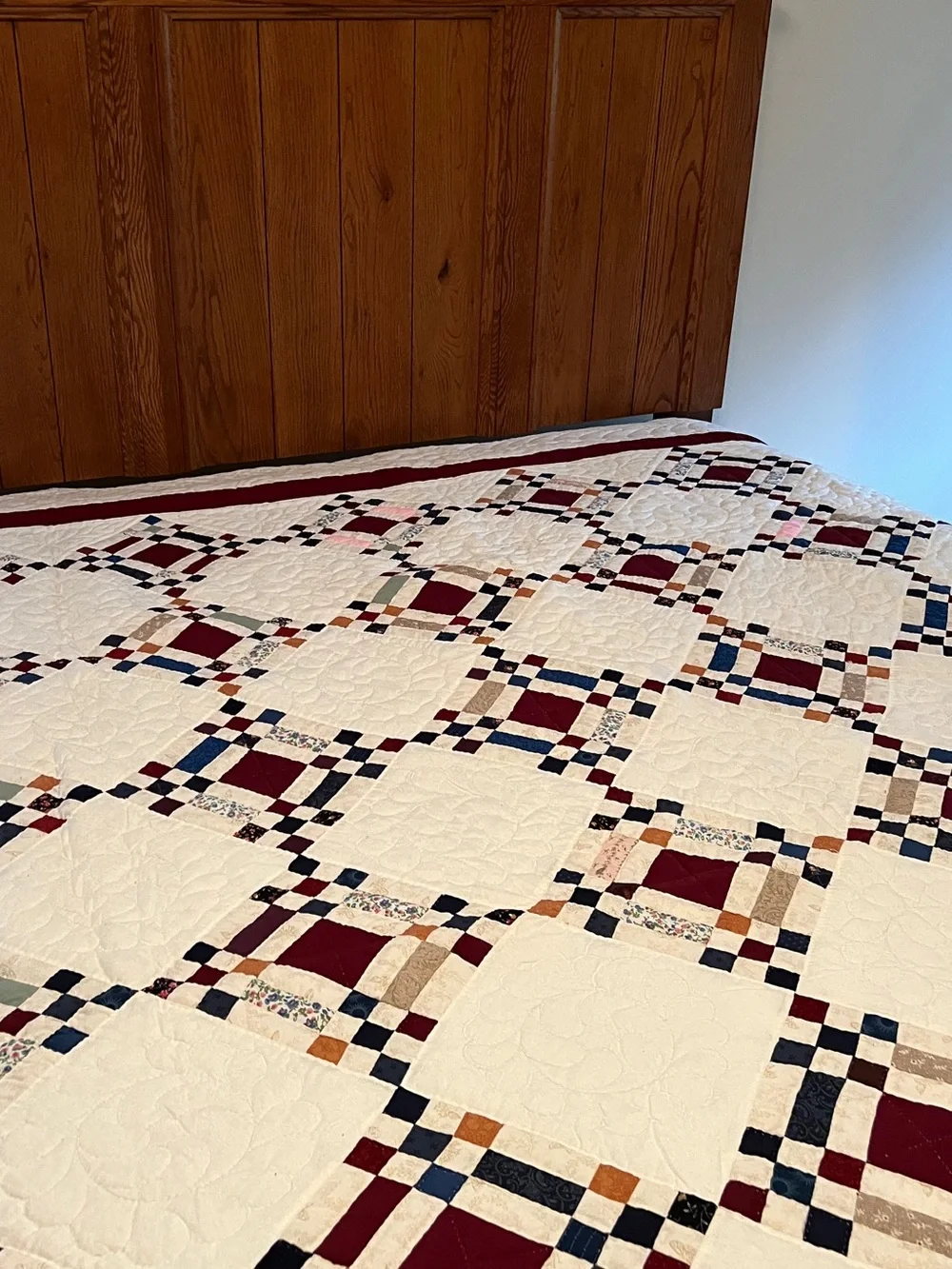 Amish Heirloom Diamond Quilt King/Queen Bedspread in White and Burgundy